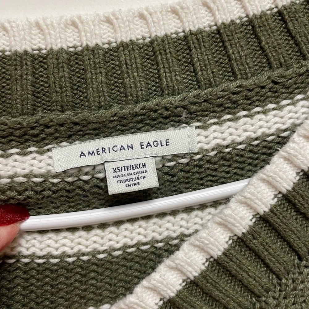 American Eagle Sz XS Army Green Cream Striped V-Neck Cropped Long Sleeve Sweater